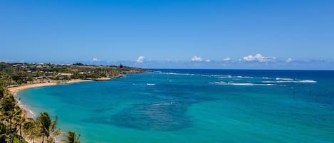 Playa en los alrededores, camastros y toallas de playa 