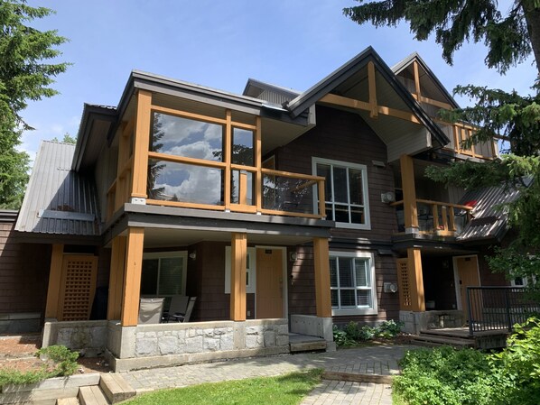 المنشأة من الخارج