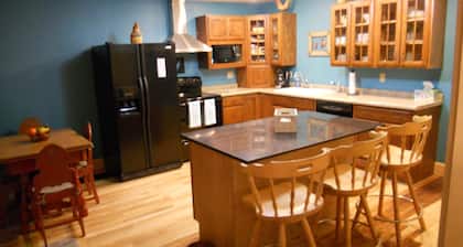 1855 Farmhouse l Fully Restored with 5 Bedrooms - Family and Pet Friendly