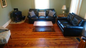 Een televisie, een dvd-speler, boeken en een stereo