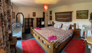 7 bedrooms, iron/ironing board, travel crib, free WiFi - Stone Farmhouse In Central France with all year indoor heated pool (Gouttières)