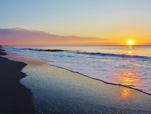 On the beach - "Oceans Edge" ~ Oceanfront king condo w/ breathtaking views and resort amenities (Myrtle Beach)
