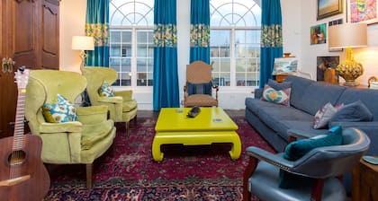 Artistic Loft close to Lake Michigan beaches, craft breweries & outlet shopping