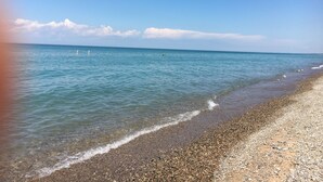 A beach with clear water, pebbles, and a distant view of the horizon. - Artistic Loft close to Lake Michigan beaches, craft breweries & outlet shopping (Michigan City)