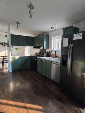 Coffee/tea maker, fridge, microwave, oven