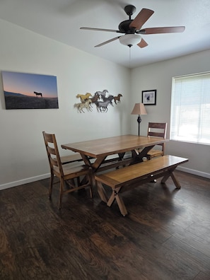Dining - Come relax, work & enjoy country air. (Ashland)