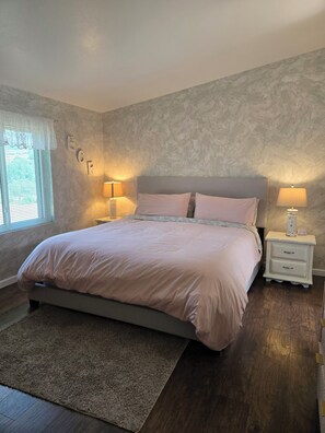 4 bedrooms, desk, iron/ironing board, free WiFi - Come relax, work & enjoy country air. (Ashland)