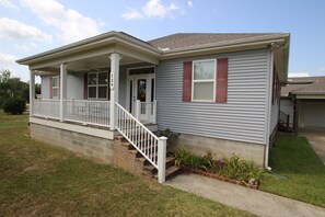 Exterior detail - Spacious Family Friendly Home with large covered deck close to the Beach (Bay St Louis)