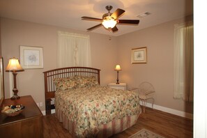 4 bedrooms, iron/ironing board, free WiFi, bed sheets - Spacious Family Friendly Home with large covered deck close to the Beach (Bay St Louis)