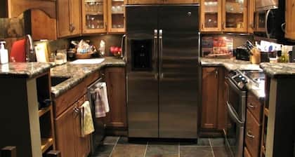 3 Bedroom Condo, Great Location for Ski Families to Super Bee Lift