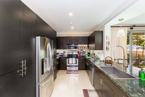 Geladeira, micro-ondas, fogão, cooktop