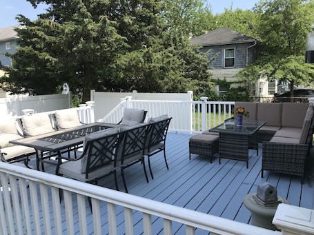 Outdoor dining. Luxurious Beach House, 5 min walk to the Casino, beach and Boardwalk