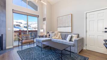 Smart-tv, een open haard en een tafeltennistafel