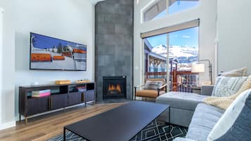 Smart-tv, een open haard en een tafeltennistafel