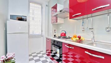 Kühlschrank, Mikrowelle, Ofen, Herdplatte