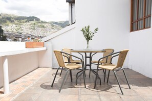 Outdoor dining - EXCLUSIVE Boutique-Colonial Loft “Vista LosAndes” @ Quito Centro Historico (Quito)