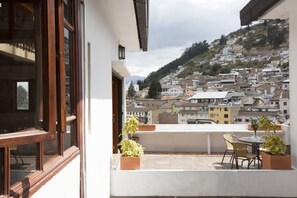 Outdoor dining - EXCLUSIVE Boutique-Colonial Loft “Vista LosAndes” @ Quito Centro Historico (Quito)