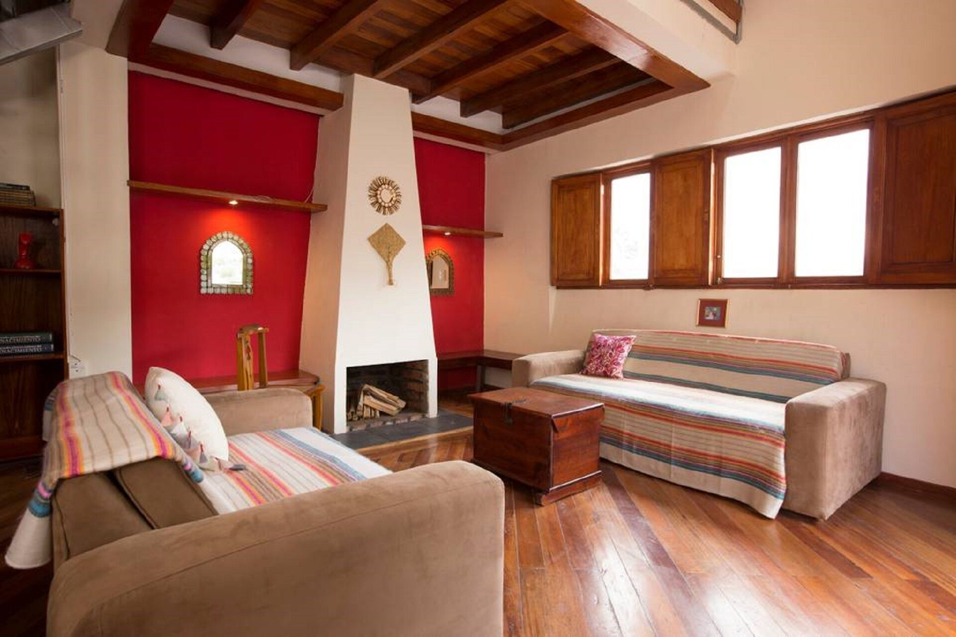 Una Smart TV, una chimenea, un reproductor de DVD, libros