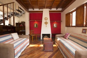 Smart TV, fireplace, DVD player, books - EXCLUSIVE Boutique-Colonial Loft “Vista LosAndes” @ Quito Centro Historico (Quito)
