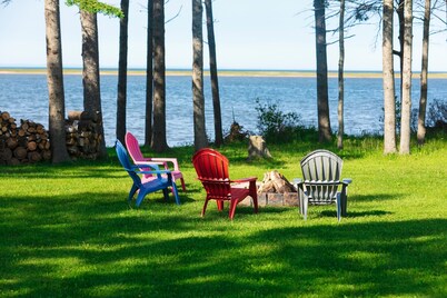 Sandy Days Beach House - Private Waterfront Property