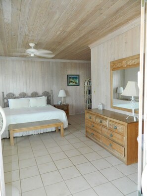 1 bedroom, iron/ironing board, free WiFi, bed sheets - Centrally located - Gorgeous view of Elizabeth Harbour (George Town)