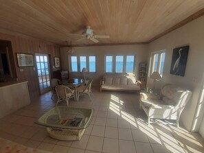 Books - Centrally located - Gorgeous view of Elizabeth Harbour  (George Town)