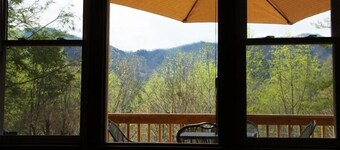 Black Mtn.Hideaway: Romantic Mtn.Views, Hot Tub, & Pet Friendly!