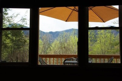 Black Mtn.Hideaway: Romantic Mtn.Views, Hot Tub, & Pet Friendly!
