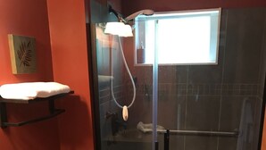 Ein Badezimmer mit Duschkabine, Toilette und Waschbecken.