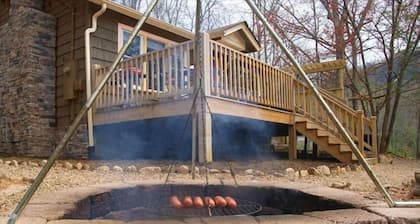 Black Mtn.Hideaway: Romantic Mtn.Views, Hot Tub, & Pet Friendly!