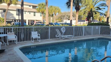 Een buitenzwembad, een verwarmd zwembad