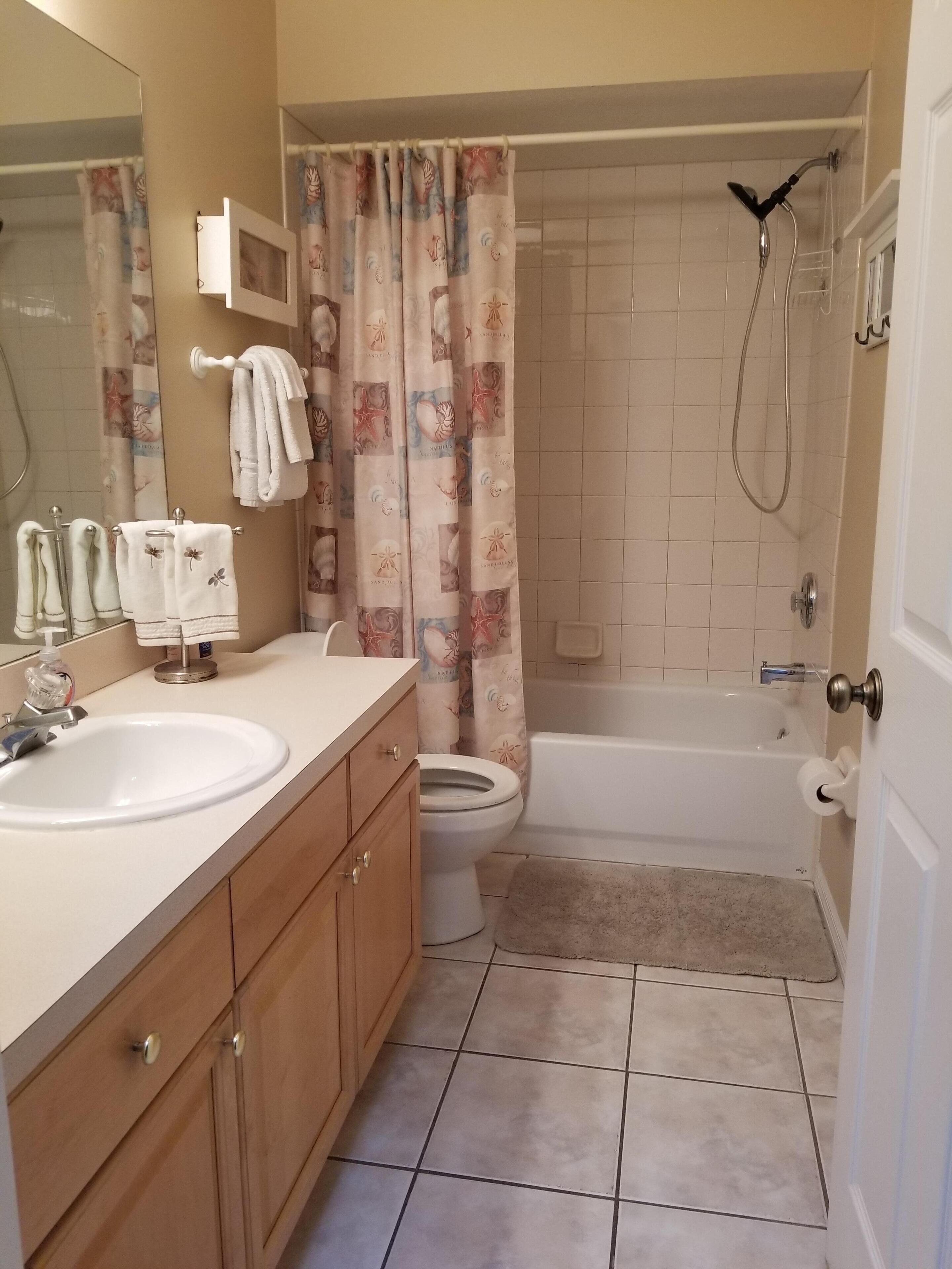 Un bagno con lavandino, water e vasca da bagno.