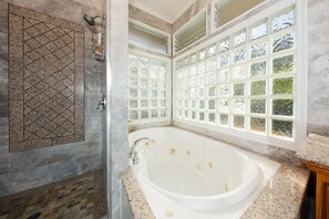 Douche, baignoire à jets, serviettes fournies