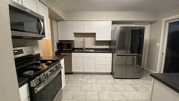 Fridge, microwave, stovetop, dishwasher