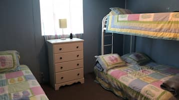 5 bedrooms, iron/ironing board, WiFi, bed sheets