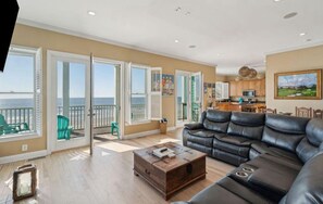 Smart TV, fireplace, DVD player, video library - Featured "HGTV Dream Home" - Best View on the Oceanfront! (Folly Beach (Charleston))