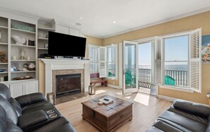 Smart TV, fireplace, DVD player, video library - Featured "HGTV Dream Home" - Best View on the Oceanfront! (Folly Beach (Charleston))