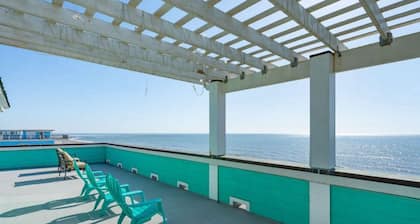 ¡NUEVO! Charleston Oceanfront Folly Waterfront: ¡tan cerca del AGUA como sea posible!