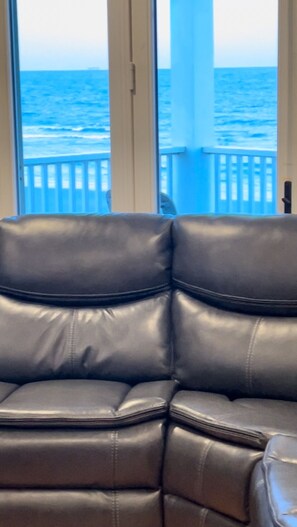 Smart TV, lareira, DVD player, videoteca