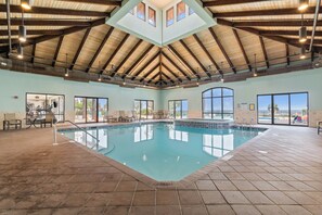 Innendørsbasseng og et oppvarmet basseng