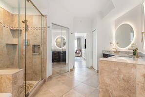 Ensemble douche/baignoire, baignoire à jets, sèche-cheveux