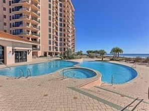 Innendørsbasseng og et oppvarmet basseng