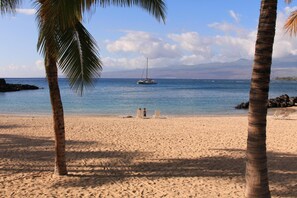Playa en los alrededores, camastros y toallas de playa