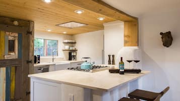 Coffee/tea maker, fridge, microwave, oven