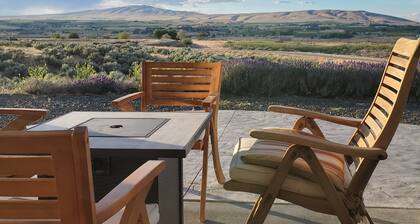 Viinin maistelua tästä ympäristöystävällisestä, aurinkoenergiasta kotiin, josta on upeat näkymät.