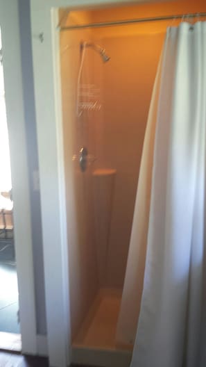 Hiustenkuivaaja, pyyhkeet, saippua, sampoo