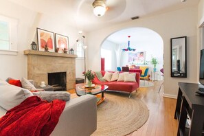 TV - Magical villa -Private pool-spa & garden, Beautiful Home- Magical Heated Pool and Spa (Lake Worth)