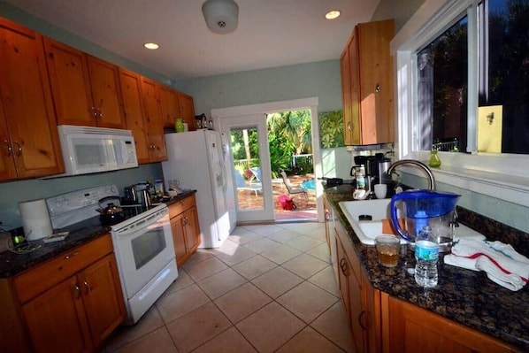 Coffee/tea maker, fridge, microwave, oven