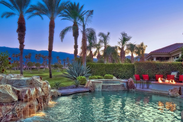 Piscina a l'aire lliure i piscina climatitzada