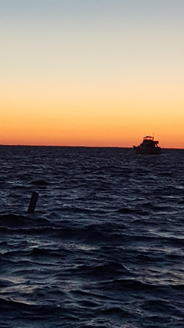 Un vaixell a l'oceà al capvespre.